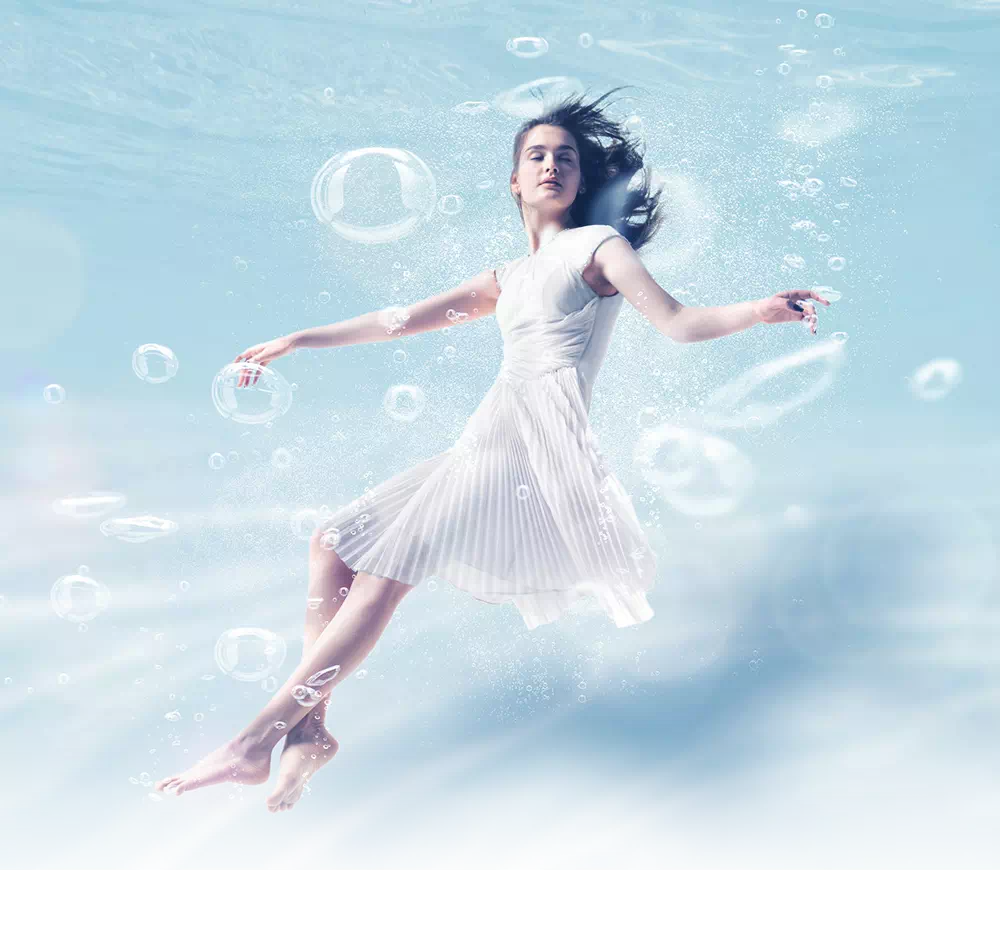 水の中の女性の写真